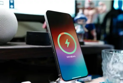 中原苹果15换屏服务分享用什么充电器给iPhone15充电更好 